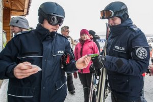 Kręcie mnie bezpieczeństwo na stoku - Kasina - policjanci kupują karnety na wyciąg