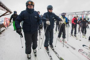 Kręcie mnie bezpieczeństwo na stoku - Kasina - policjanci na nartach