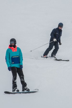 Kręcie mnie bezpieczeństwo na stoku - Kasina - stok, na pierwszym planie snowboardzista, w tle policjant na nartach