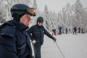 Kręcie mnie bezpieczeństwo na stoku - Kasina - policjanci na nartach, zbliżenie, uśmiechnięte twarze