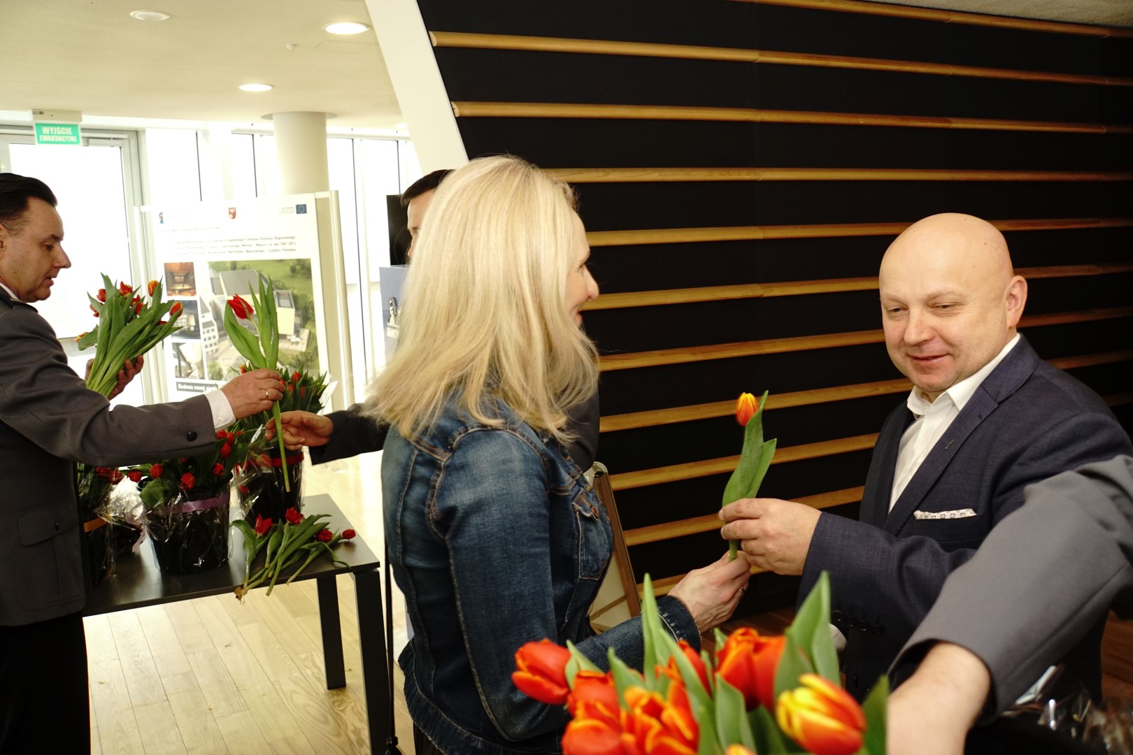 Komendant Wojewódzki Policji w Olsztynie wręcza kwiaty z okazji Dnia Kobiet
