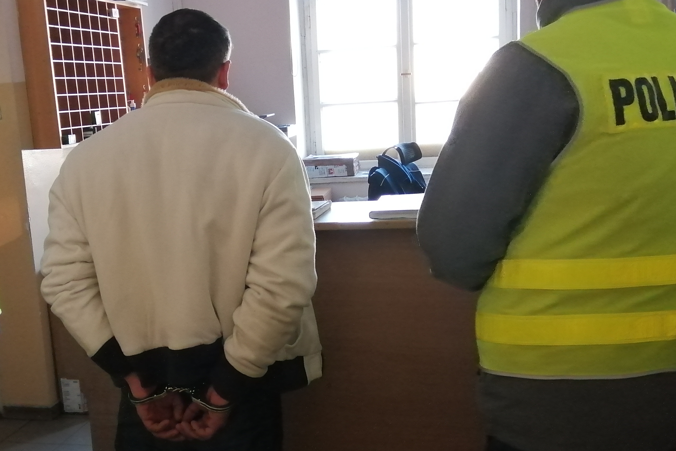 Zatrzymany mężczyzna w Komendzie Powiatowej Policji w Olsztynie