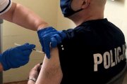 Policjant poddający się szczepieniu