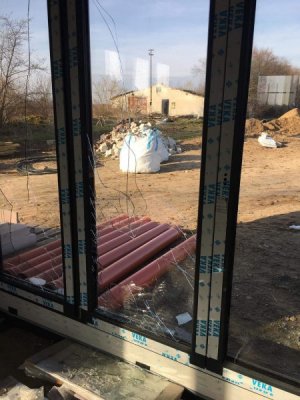 powybijane szyby w nowo budowanym domu w Sępopolu