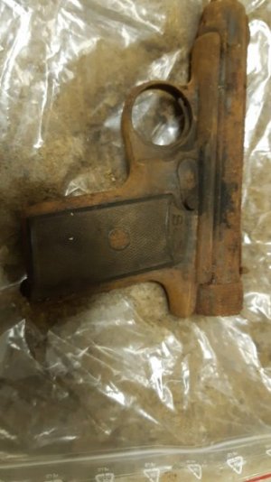 pistolet Sauer odnaleziony na strychu przez mieszkańca Górowa Iławeckiego
