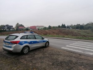 policjanci zabezpieczają miejsce odnalezienia niewybuchów