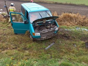 niebieski bus VW w przydrożnym rowie, uszkodzony po zdarzeniu drogowym