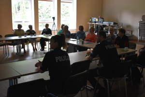 spotkanie z seniorami w Bisztynku, policjanci w czasie prelekcji
