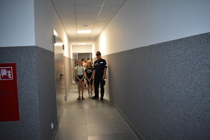 dzieci z kl. III SP nr 1 w Bartoszycach w czasie wizyty w komendzie policji