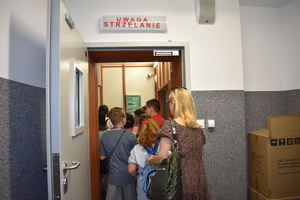dzieci z kl. III SP nr 1 w Bartoszycach w czasie wizyty w komendzie policji