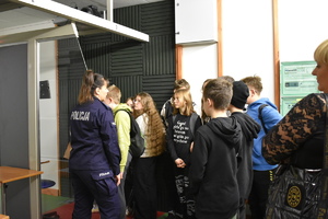 uczniowie kl. VIII z SP w Wiatrowcu z wizytą w komendzie policji