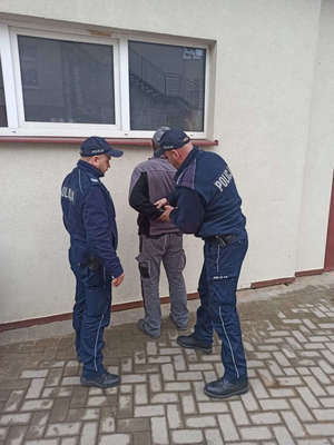 dwóch policjantów podczas zatrzymania osoby