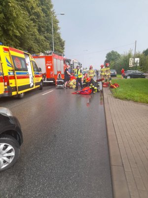 potrącony pieszy opatrywany przez ratowników medycznych