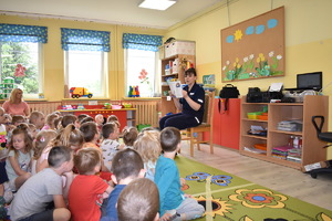 spotkanie z dziećmi w PP nr 2 w Bartoszycach, policjanta czytająca dzieciom bajkę