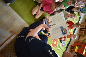 spotkanie z dziećmi w PP nr 2 w Bartoszycach, policjanta czytająca dzieciom bajkę