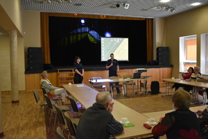 spotkanie z seniorami w Bisztynku, policjanci w czasie prelekcji