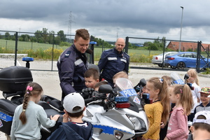 dzieci z Przedszkola Integracyjnego w czasie wizyty w komendzie policji