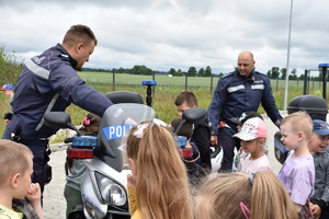 dzieci z Przedszkola Integracyjnego w czasie wizyty w komendzie policji