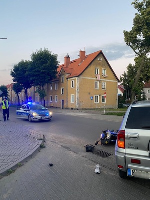 miejsce wypadku drogowego z udziałem motocyklisty na ul. Paderewskiego, motocykl leży na drodze, obok toyota biorąca udział w tym zdarzeniu