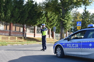 policjanci w trakcie służby przy szkole
