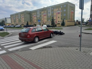 miejsce wypadku drogowego, skoda, dalej na drodze leży motorower