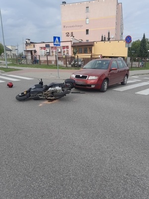 miejsce wypadku drogowego, skoda, dalej na drodze leży motorower