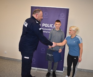Komendant dziękuje nastolatkowi za jego postawę obywatelską 
Spotkanie 14- latka i jego mamy z Komendantem Powiatowym Policji w Bartoszycach