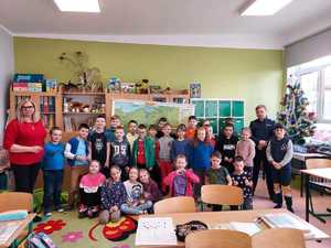 policjanci w czasie spotkań z dziećmi, SP w Górowie Iławeckim