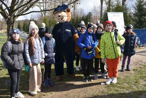 uczniowie z policyjną maskotką sierżantem bobrem