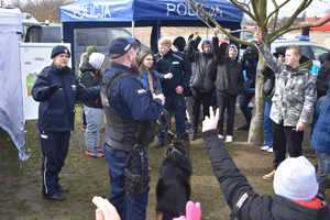 Policjanci z psem policyjnym służbowym oraz uczniowie