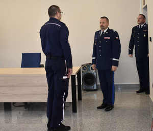 Naczelnik Wydziały Prewencji i Ruchu Drogowego KPP w Bartoszycach składający meldunek Komendantowi Wojewódzkiemu Policji w Olsztynie