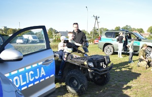 Policjanci w czasie spotkań z cyklu &quot;Zwariowane Blokowiska&quot;
