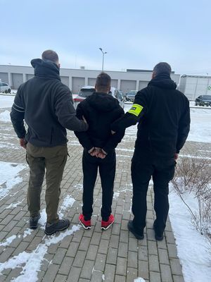28 - latek w trakcie doprowadzenia na posiedzenie w spr. aresztowania
