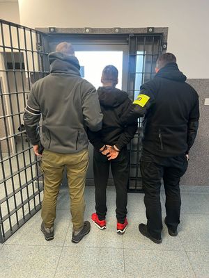 28 - latek w trakcie doprowadzenia na posiedzenie w spr. aresztowania