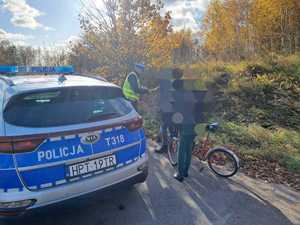 policjanci w czasie sprawdzania trzeźwości rowerzystów