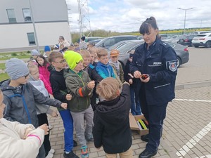 policjanci w czasie spotkania z dzieci z SP nr 4