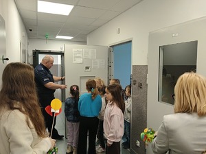 policjanci w czasie spotkania z dzieci z SP nr 4