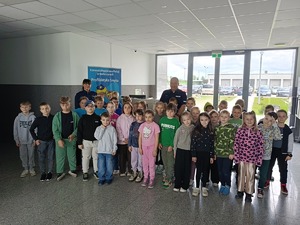 policjanci w czasie spotkania z dzieci z SP nr 4