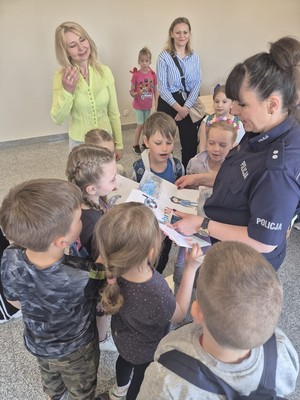 spotkanie w KPP w Bartoszycach z uczniami SP Żydowo