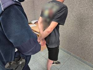 policjanci w trakcie doprowadzania zatrzymanych mężczyzn do Sądu