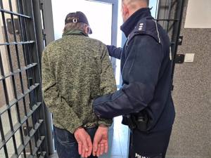 policjanci w trakcie doprowadzania zatrzymanych mężczyzn do Sądu