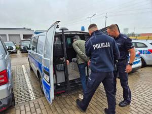 policjanci w trakcie doprowadzania zatrzymanych mężczyzn do Sądu