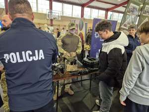 Policjanci w czasie Targów Edukacji i Pracy