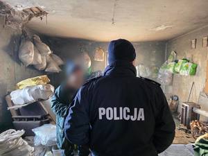 policjanci w czasie interwencji w domu 65-latka