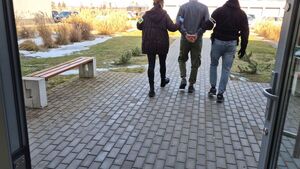 policjanci w trakcie doprowadzenia 42-latka do sądu