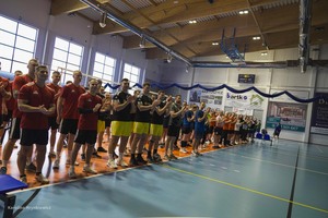 uczestnicy Turnieju Charytatywnego w Piłce Siatkowej o Puchar Komendanta Wojewódzkiego Policji w Olsztynie