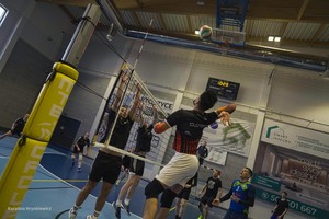 uczestnicy Turnieju Charytatywnego w Piłce Siatkowej o Puchar Komendanta Wojewódzkiego Policji w Olsztynie