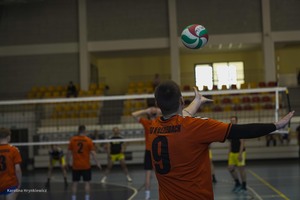 uczestnicy Turnieju Charytatywnego w Piłce Siatkowej o Puchar Komendanta Wojewódzkiego Policji w Olsztynie