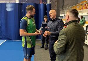 uczestnicy Turnieju Charytatywnego w Piłce Siatkowej o Puchar Komendanta Wojewódzkiego Policji w Olsztynie