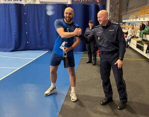 uczestnicy Turnieju Charytatywnego w Piłce Siatkowej o Puchar Komendanta Wojewódzkiego Policji w Olsztynie